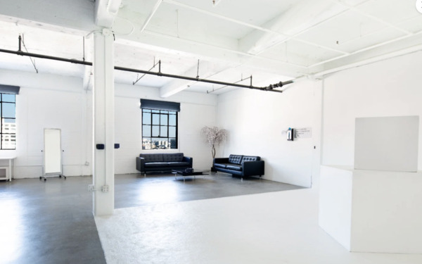 Black-Out Photo Studio (B)