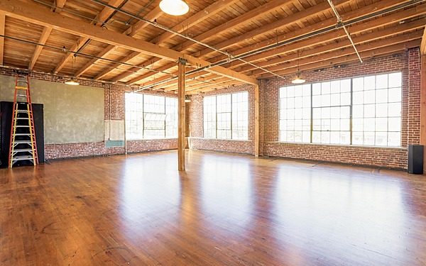 NY Style Natural Light Loft in LA with a Kitchen